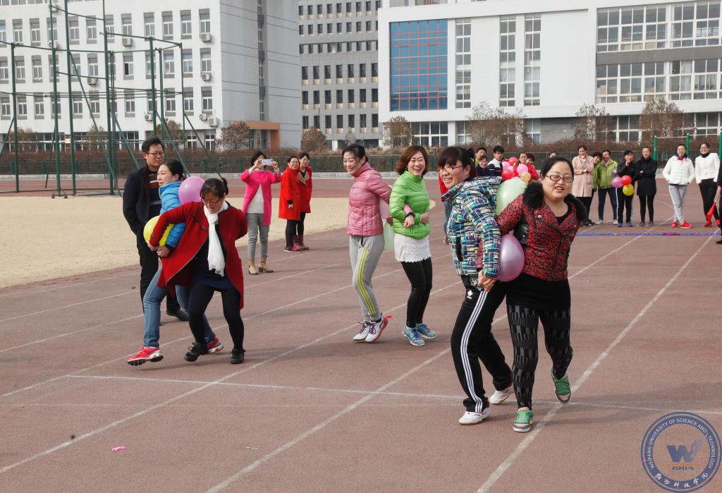 我院举行庆三八背靠背夹气球比赛