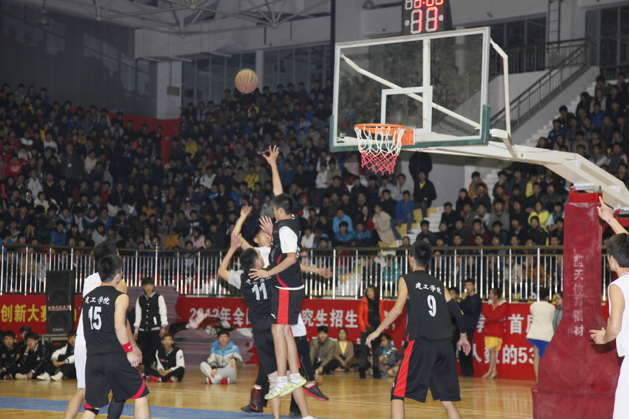 "迎新杯"男子篮球决赛在学院体育馆举行-潍坊科技学院